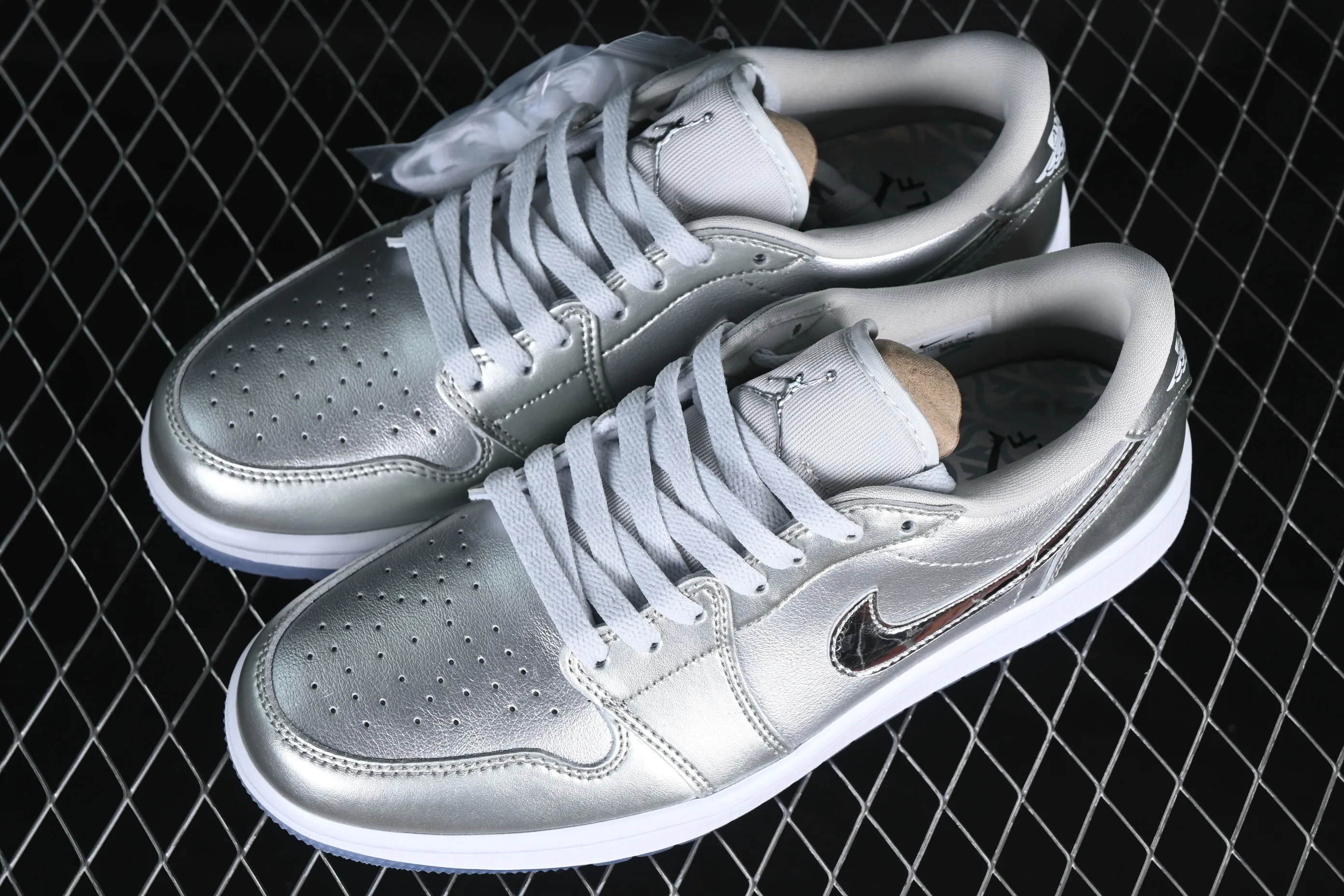 All categories Air Jordan Jordan series basketball shoes Air Jordan 1 Low Air Jordan 1 Low Golf "Gift Giving" AJ1 Joe 1 Golf Silver Low-top cultural and casual sneakers FD6848-001